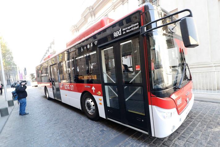 [FOTOS] Ministros sorprendieron al llegar al Te Deum ecuménico en bus eléctrico