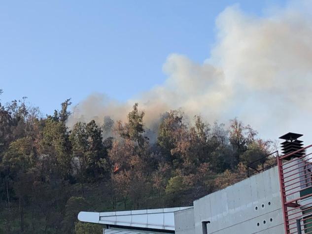 [VIDEOS] Parque Metropolitano confirma que incendio en el Cerro San Cristóbal fue controlado