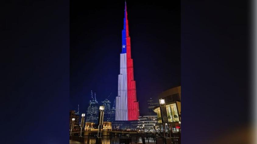 [FOTO] Fiestas Patrias: Edificio más alto del mundo se tiñe de los colores de la bandera chilena