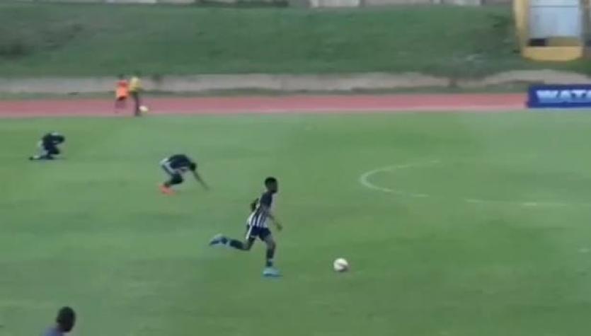 [VIDEO] Rayo cae en medio de una cancha de fútbol y deja a cuatro jugadores heridos