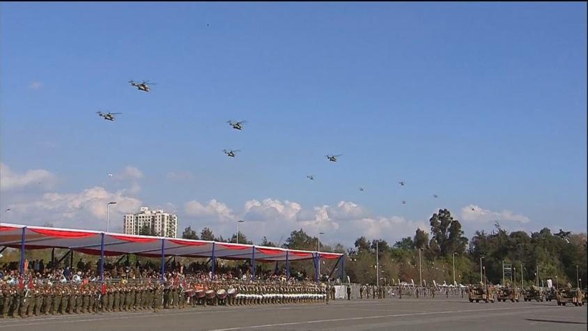 [VIDEO] El paso de los helicópteros Black Hawk en la Parada Militar