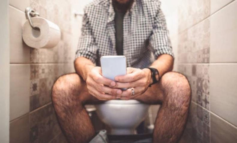 Médicos advierten que uso excesivo del teléfono en el baño podría causar hemorroides
