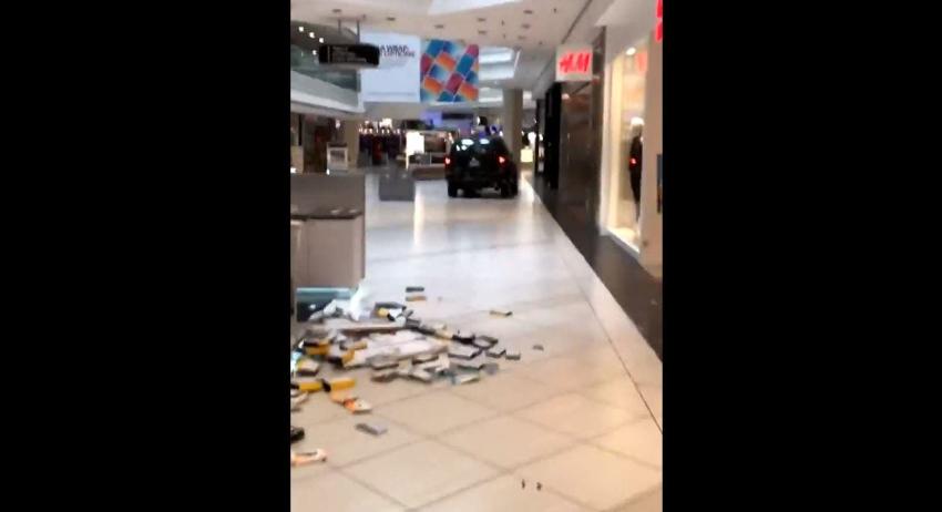 [VIDEO] Vehículo ingresó a mall en Chicago y provoco destrozos en su interior