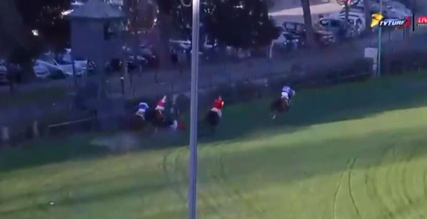 [VIDEO] 3 jinetes lesionados y caballos muertos deja grave accidente en carrera en el Club Hípico