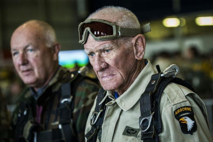Veterano de guerra vuelve a saltar en paracaídas a los 98 años