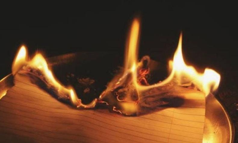 Joven quiso deshacerse de las cartas de amor de su ex quemándolas... pero incendió su departamento