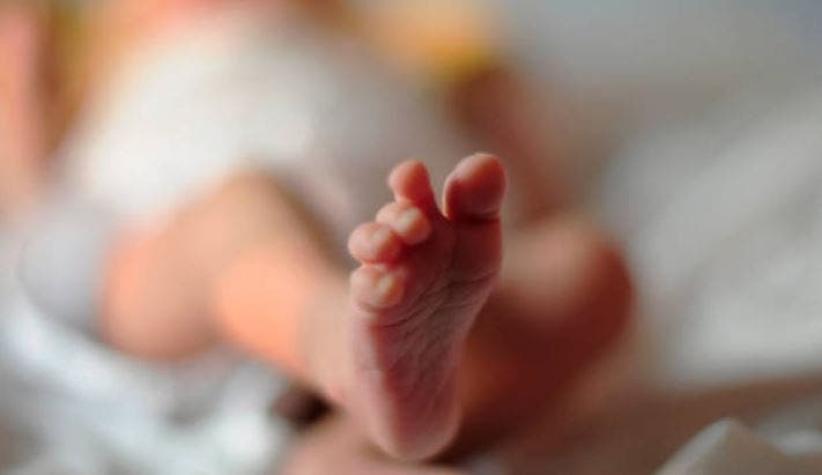 Bebé  desconcerta a médicos tras nacer con tres manos y cuatro piernas