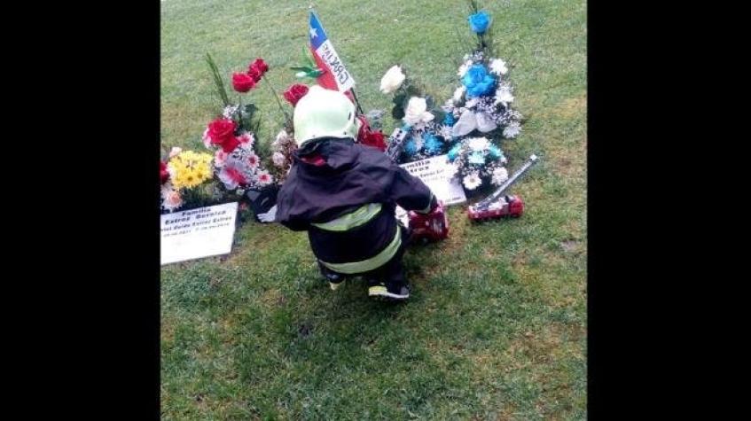 Niño que salvó su vida gracias a riñón donado visita tumba de bombero donante
