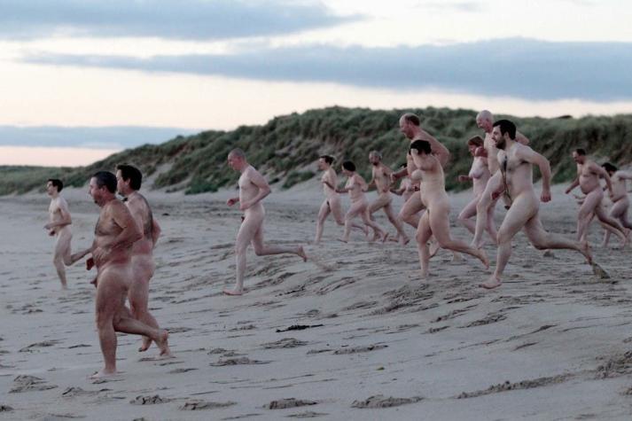 Cientos de personas se lanzan desnudos al mar en apoyo a organización de salud mental