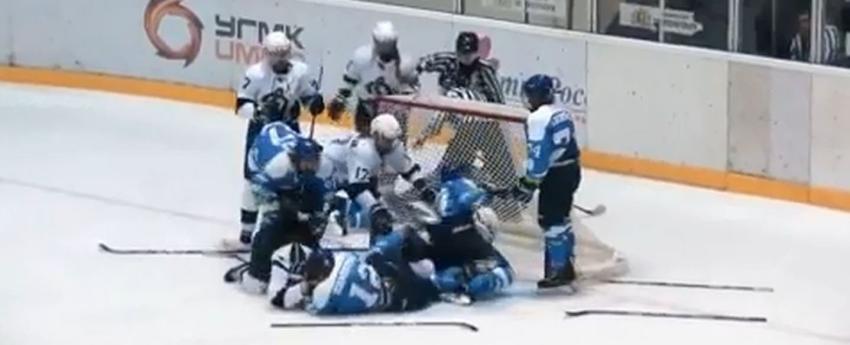 [VIDEO] La brutal batalla campal que se desató en un partido del hockey sobre hielo femenino