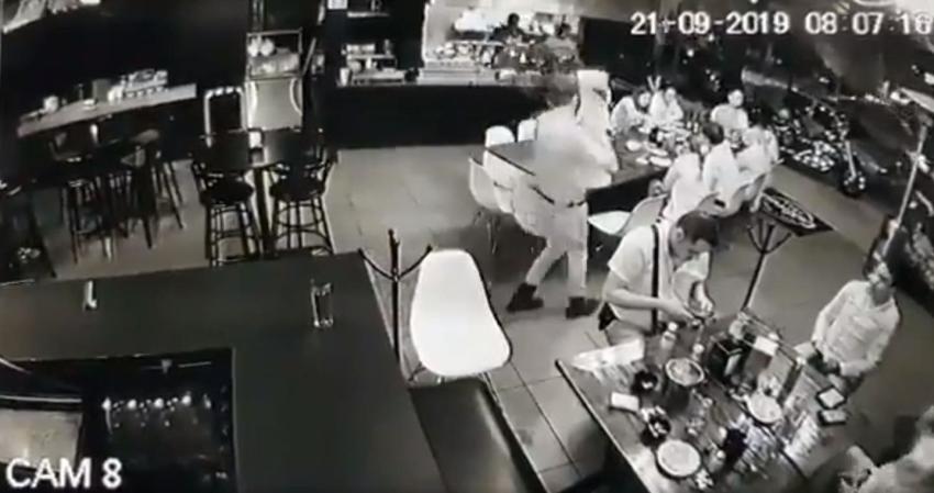 [VIDEO] Registran el momento exacto de balacera que dejó cuatro muertos en bar de México