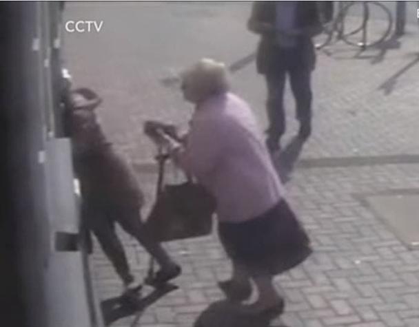 Abuela de 81 años se defendió contra ladrona que le intentó robar: "He trabajado duro para eso''