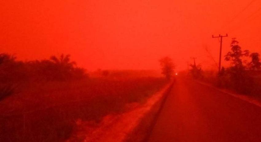 [VIDEO] El extraño fenómeno que puso el cielo de color rojo en Indonesia