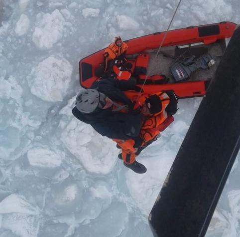 FACh rescata a tripulantes polacos atrapados en la Antártica