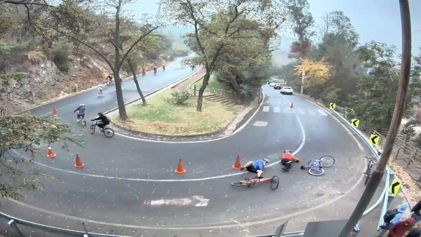 [VIDEO] Impresionantes caídas en bicicleta en el Cerro San Cristóbal