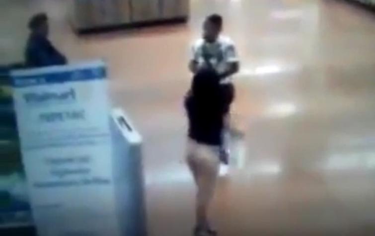 [VIDEO] Mujer se desnuda en supermercado para demostrar que no estaba robando