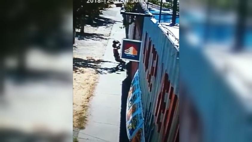 [VIDEO] Vecinos indignados buscan a hombre que entró a robar seis veces a la misma casa