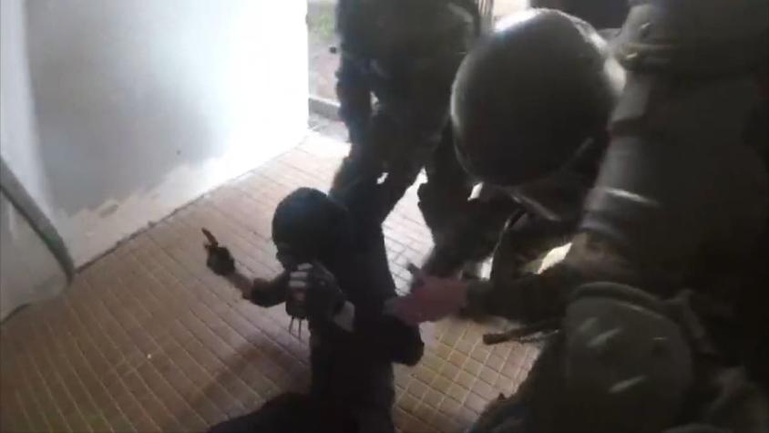 [VIDEO] Instituto Nacional: Atrapan a escolar encapuchado con bomba molotov en sus manos