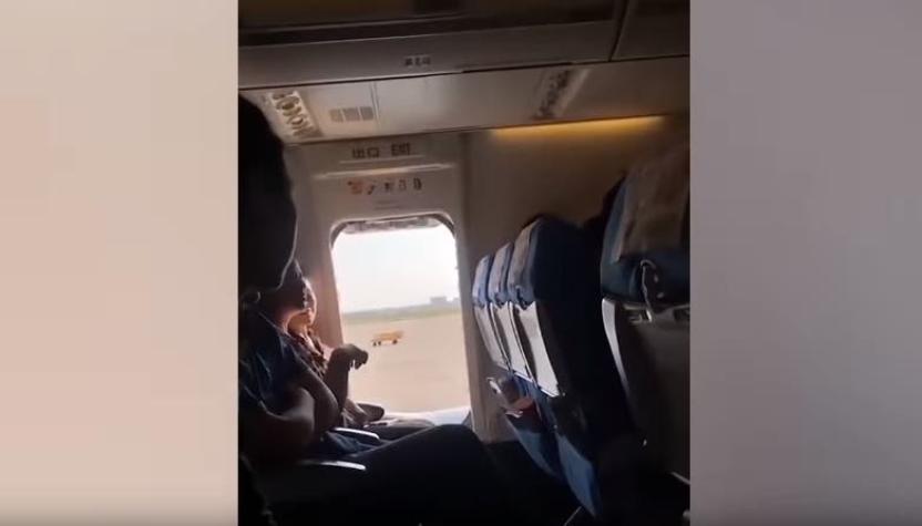[VIDEO] Mujer abre puerta de emergencia de un avión: ''Necesitaba aire fresco''