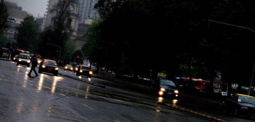 Frío y llovizna se registran este viernes en Santiago