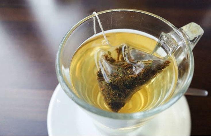 Bolsas de té transfieren microplásticos a la infusión que bebes según un estudio canadiense