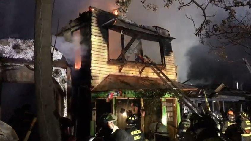 [VIDEO] Incendio afecta a cinco locales comerciales en comunidad ecológica de Peñalolén