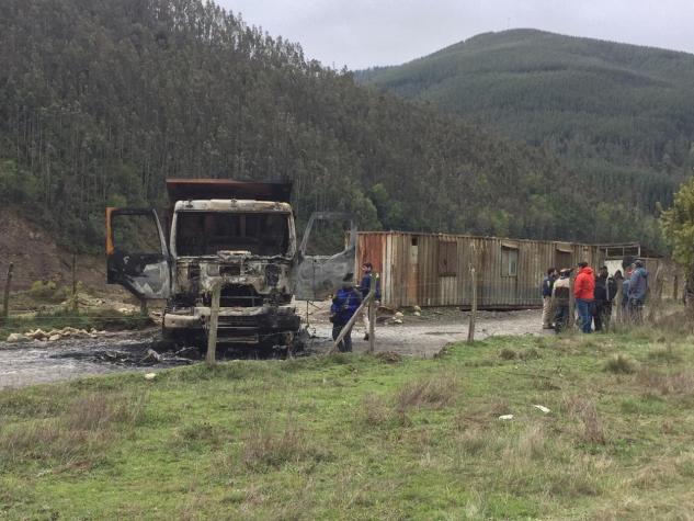 Encapuchados atacan faenas y queman camiones en Curanilahue