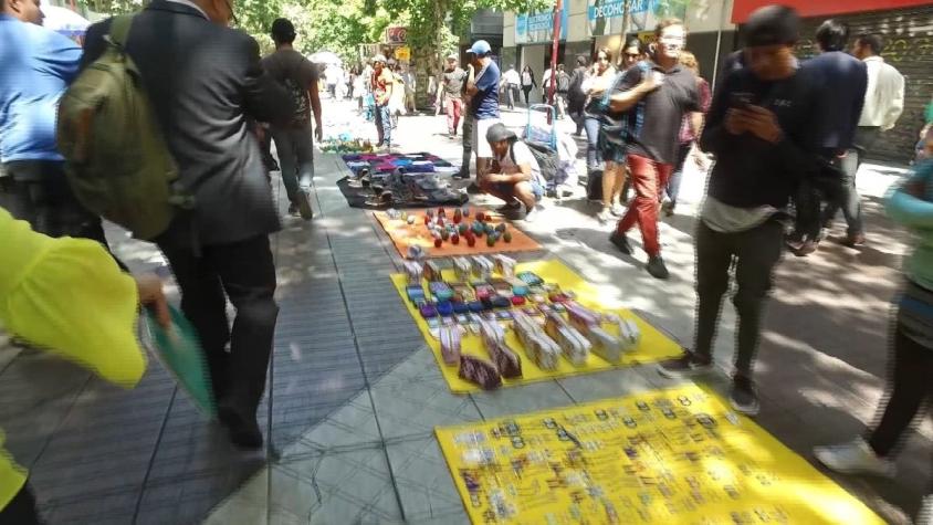 [VIDEO] Inspectores "incógnitos" multan a compradores de comercio ambulante en Santiago