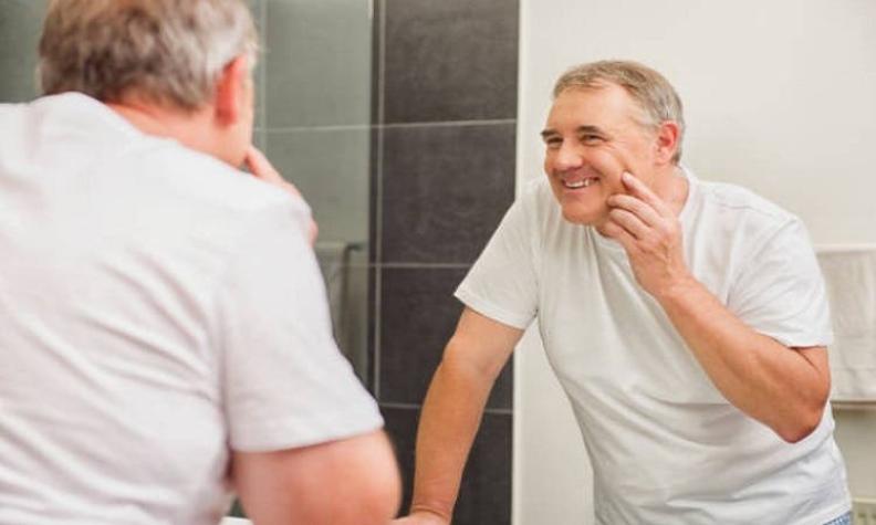 Los hombres de 50 años necesitan cuatro gotas de vitamina C diarias en el rostro y esta es la razón