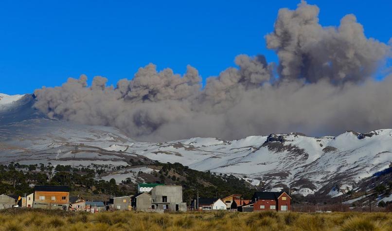 Sernageomin detecta "columna grisácea" y mantiene radio de exclusión en volcán Copahue