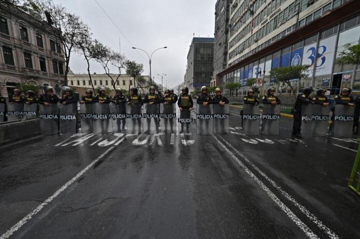 Policía restringe acceso al Congreso de Perú un día después de su disolución