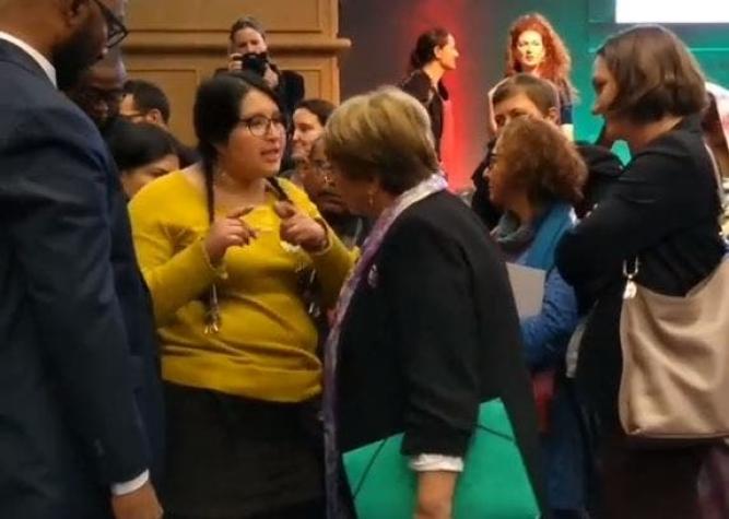 [VIDEO] Dirigente mapuche interpela a Bachelet durante un encuentro de Derechos Humanos en Irlanda