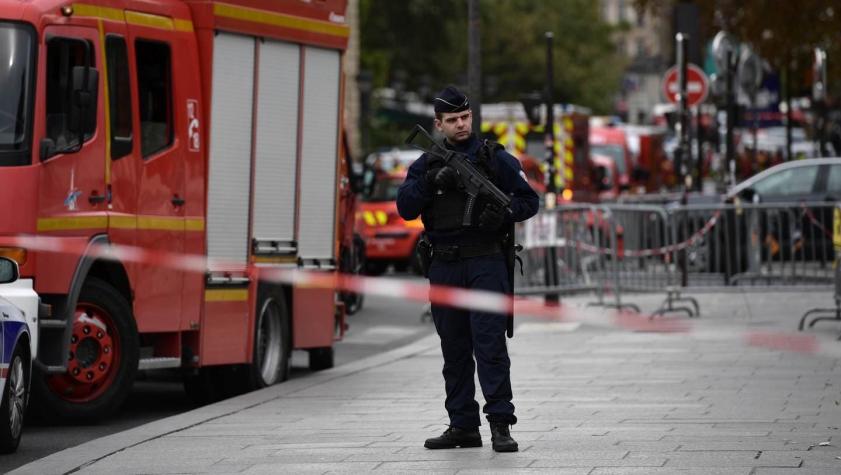 Ataque en pleno centro de París deja al menos cuatro policías y al agresor muertos