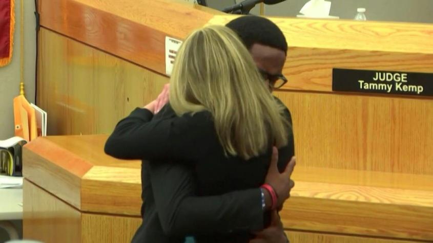 ''Te perdono'': Joven abrazó a mujer que mató a su hermano en medio del juicio