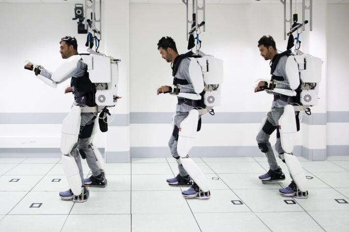 Tetrapléjico logra caminar gracias a un exoesqueleto conectado al cerebro