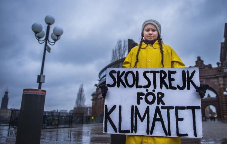 Qué dice (en español) el cartel que Greta Thunberg lleva a todas partes