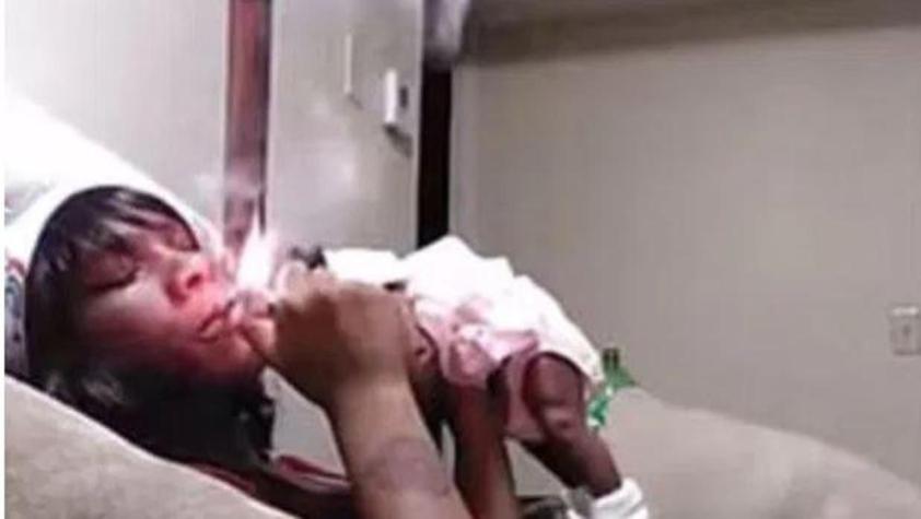 Joven madre se grabó maltratando a su bebé mientras fumaba: Publicó el video en Facebook