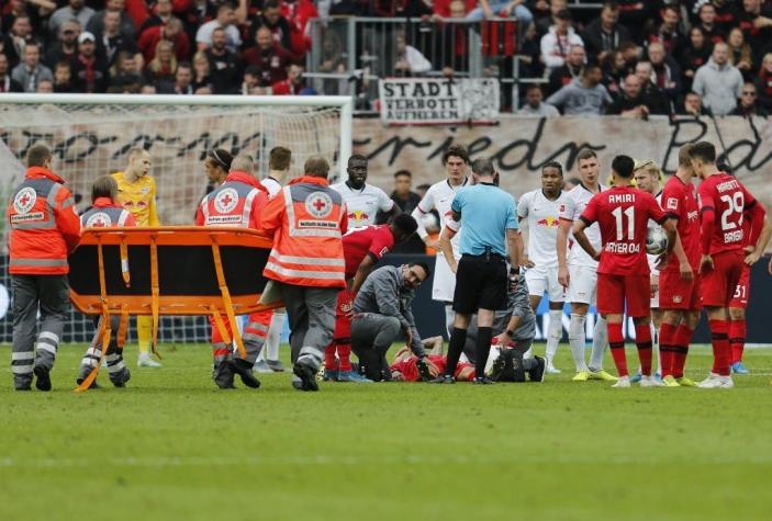 Charles Aránguiz enciende las alarmas en "La Roja" tras salir en camilla en partido del Leverkusen