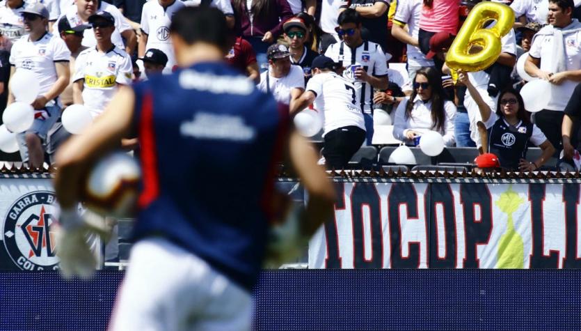 Hinchas de Colo Colo lanzan shampoo a la cancha en el Superclásico frente a la U