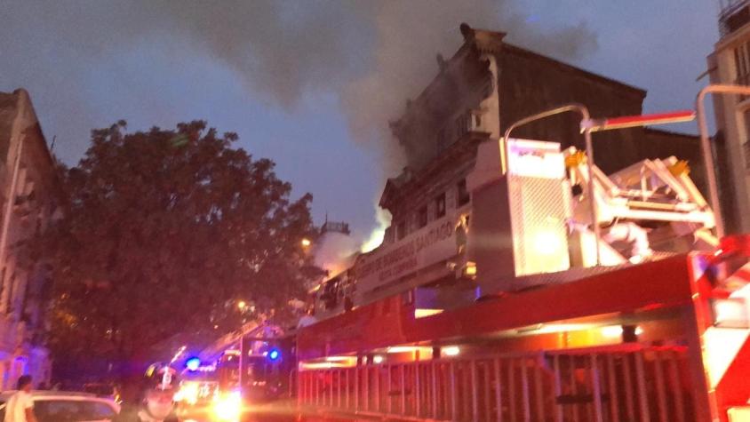 [VIDEO] Incendio afectó a local comercial del centro de Santiago y deja a una familia damnificada