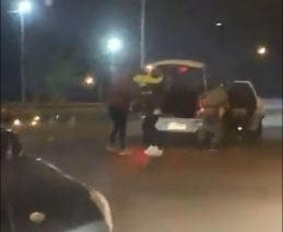 [VIDEO] Encerrona en plena autopista: Ladrones le roban el auto a pareja con su bebé