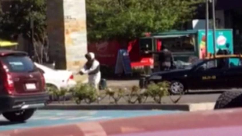 [VIDEO] Sujetos asaltan violentamente a tienda de tecnología en Mall Plaza Sur