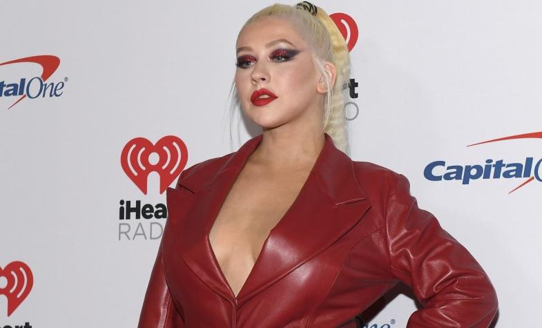 Christina Aguilera impacta en estreno de "Los locos Addams" con look Morticia junto a sus hijos