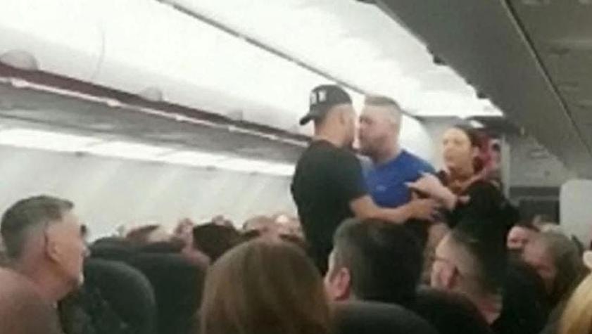 [VIDEO] Despedida de soltero termina en violenta pelea en avión que tuvo que aterrizar de emergencia