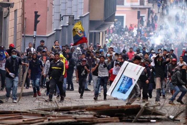Miles de indígenas marchan a capital de Ecuador en protesta por alza de combustibles