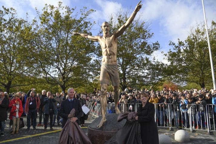 ¿Se parecen? Inauguran estatua de Zlatan Ibrahimovic en Suecia