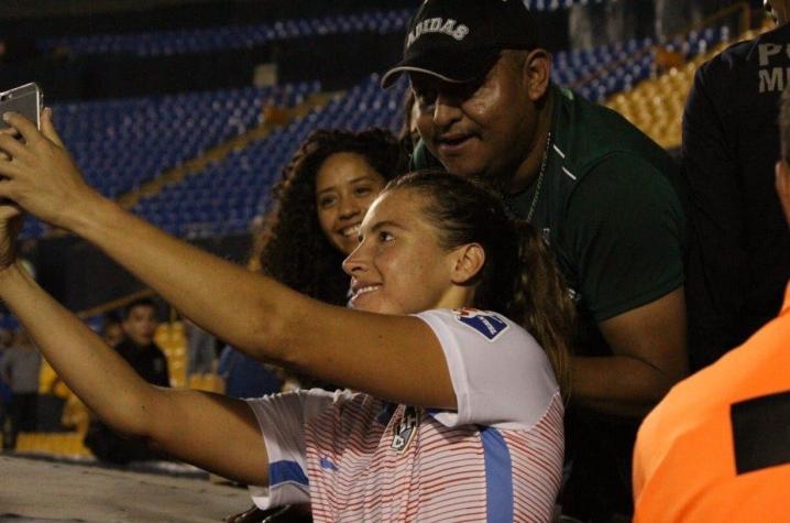 [FOTOS] Hincha aprovechó una selfie para acosar a una jugadora: no podrá volver al estadio