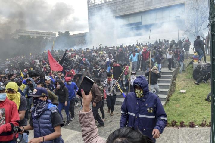 [VIDEO] T13 en Quito: Fuerza pública desaloja a manifestantes que asaltaron Congreso de Ecuador