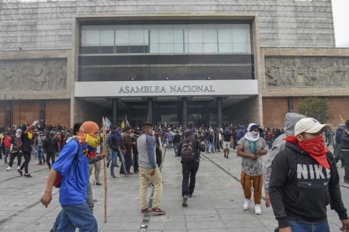 Gobierno de Ecuador ordena toque de queda nocturno alrededor de sedes públicas