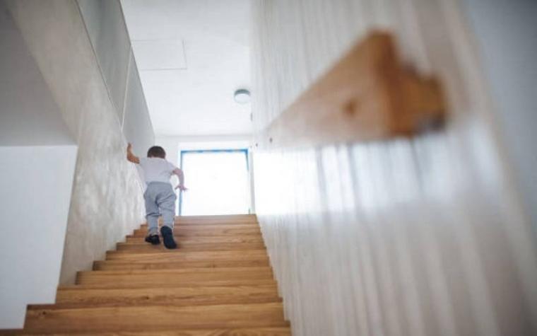 Hombre lanzó por las escaleras a su hijastro de seis años en Copiapó